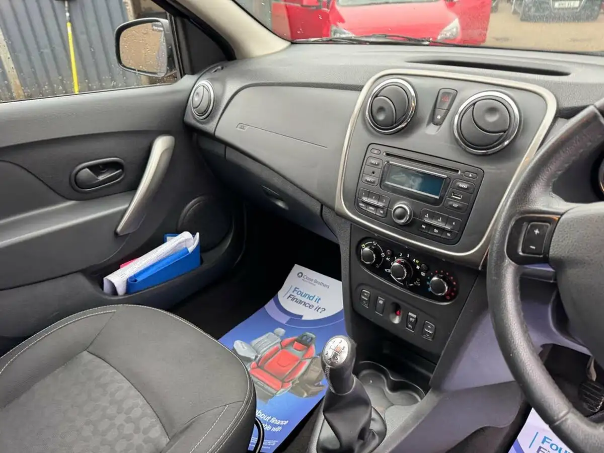 2013-dacia-sandero-09-laureate-big-15