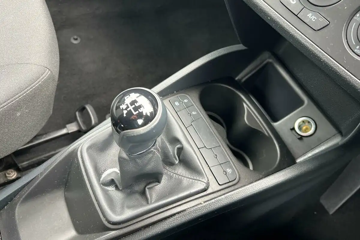 2015-seat-ibiza-14-toca-hatchback-5d-big-11
