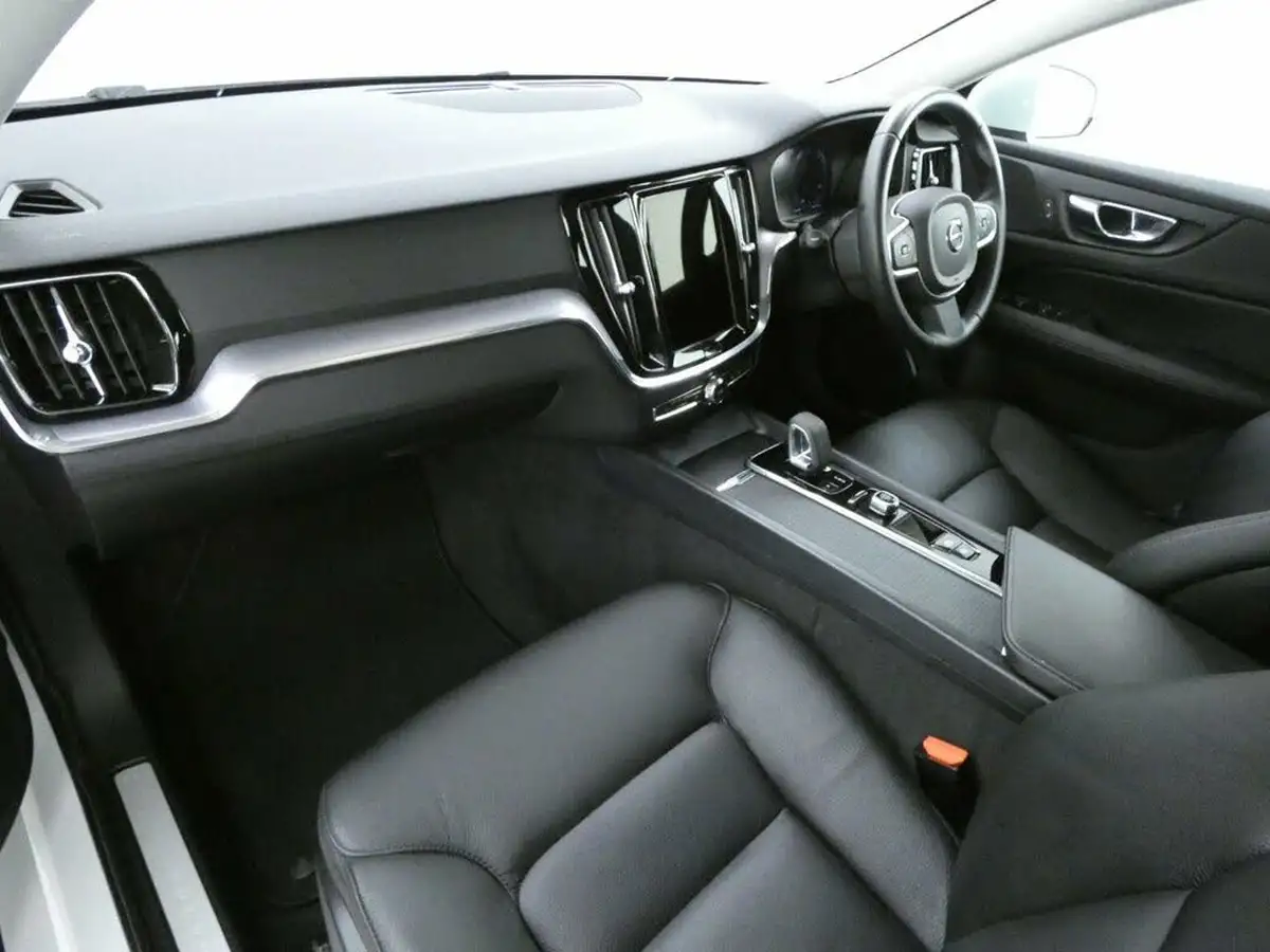 2022-volvo-v60-20-b3-momentum-161bhp-big-19