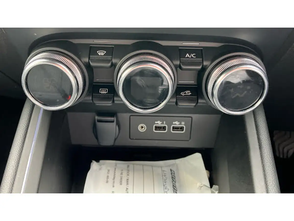 2024-renault-clio-10-tce-techno-big-32