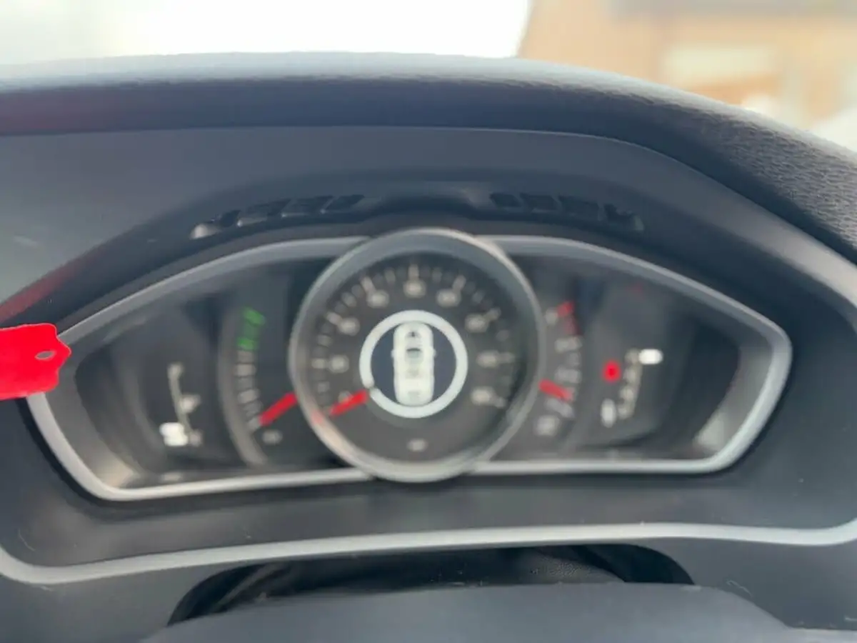 2014-volvo-v40-16td-d2-cross-country-lux-powershift-big-12
