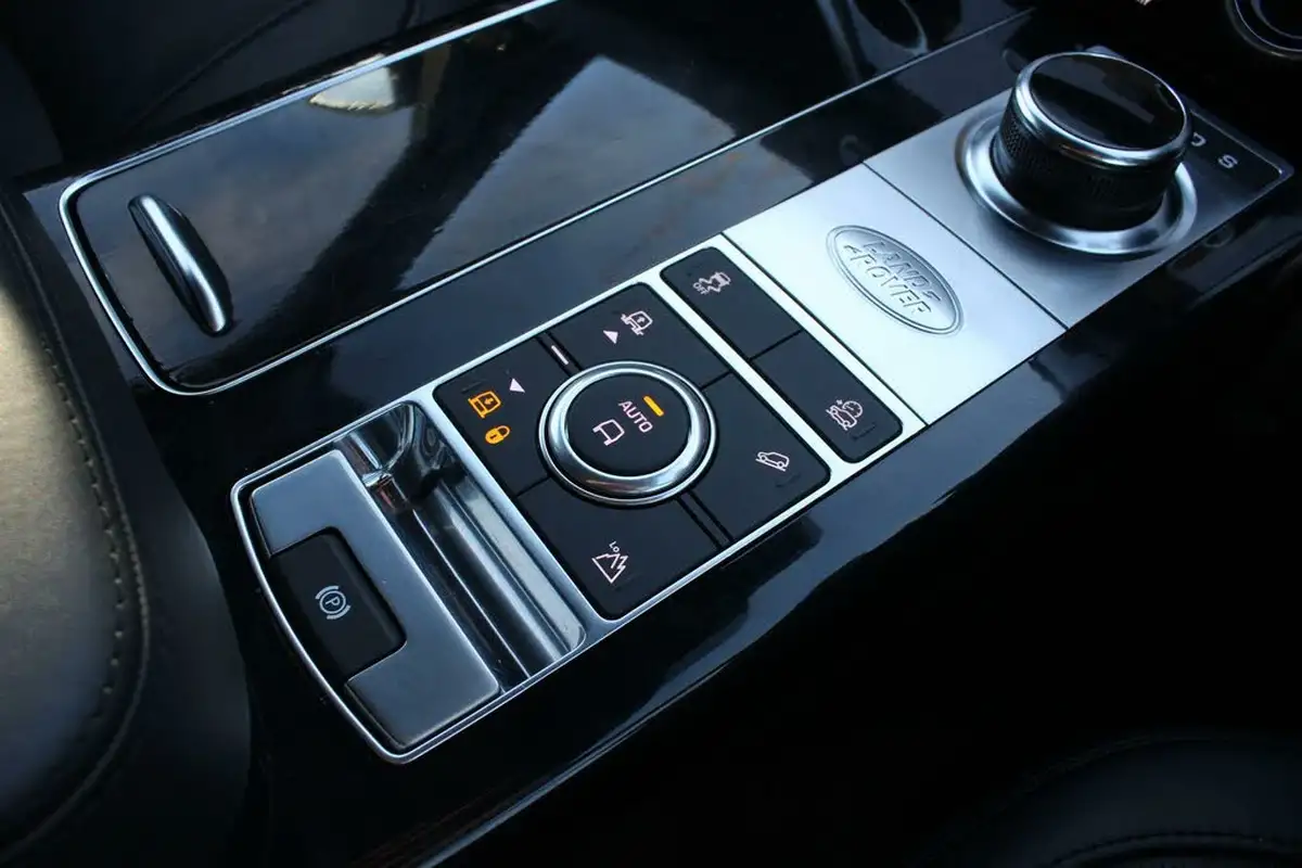 2019-land-rover-range-rover-30-sd-v6-vogue-big-36