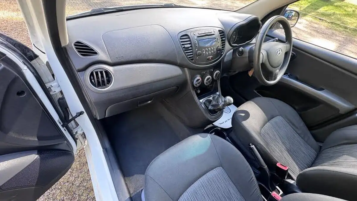 2012-hyundai-i10-12-active-big-25