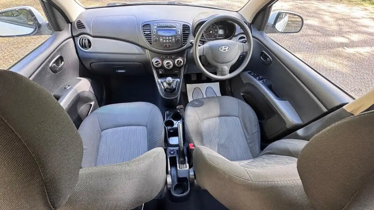 2012-hyundai-i10-12-active-big-1