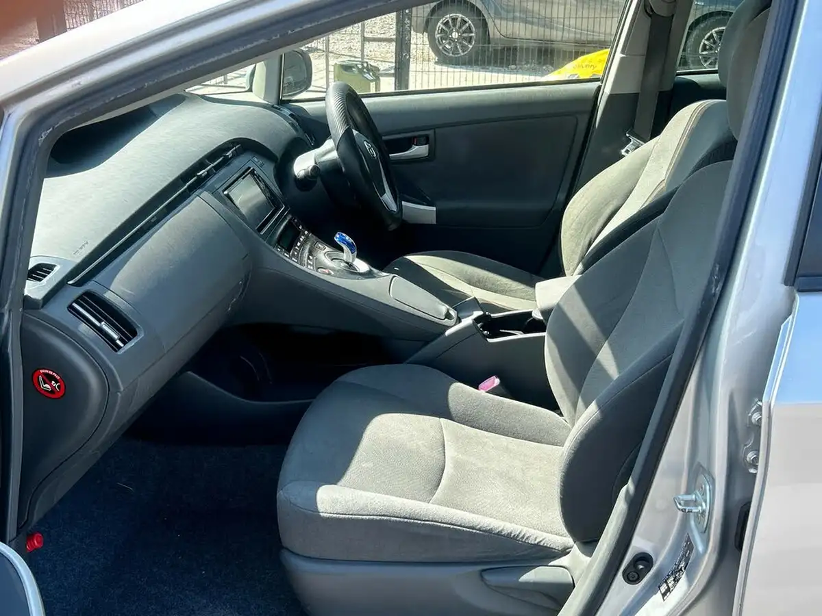 2011-toyota-prius-big-23