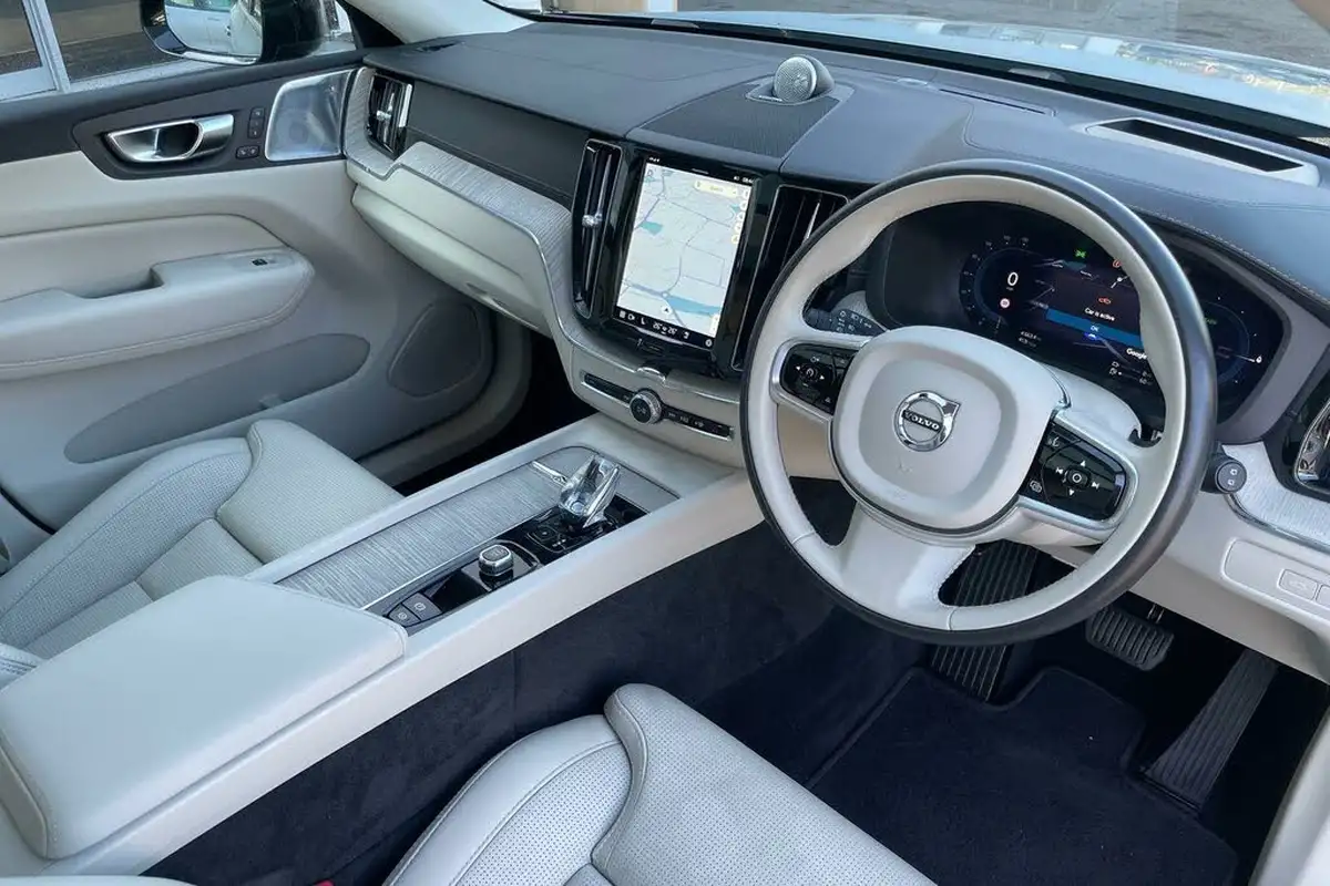 2023-volvo-xc60-20-t8-ultimate-dark-big-4