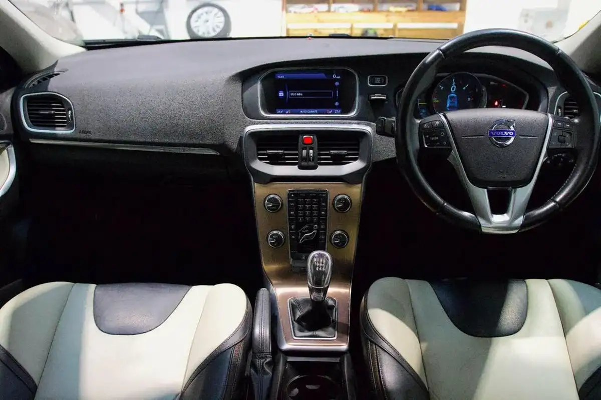 2014-volvo-v40-16td-d2-cross-country-lux-nav-big-9