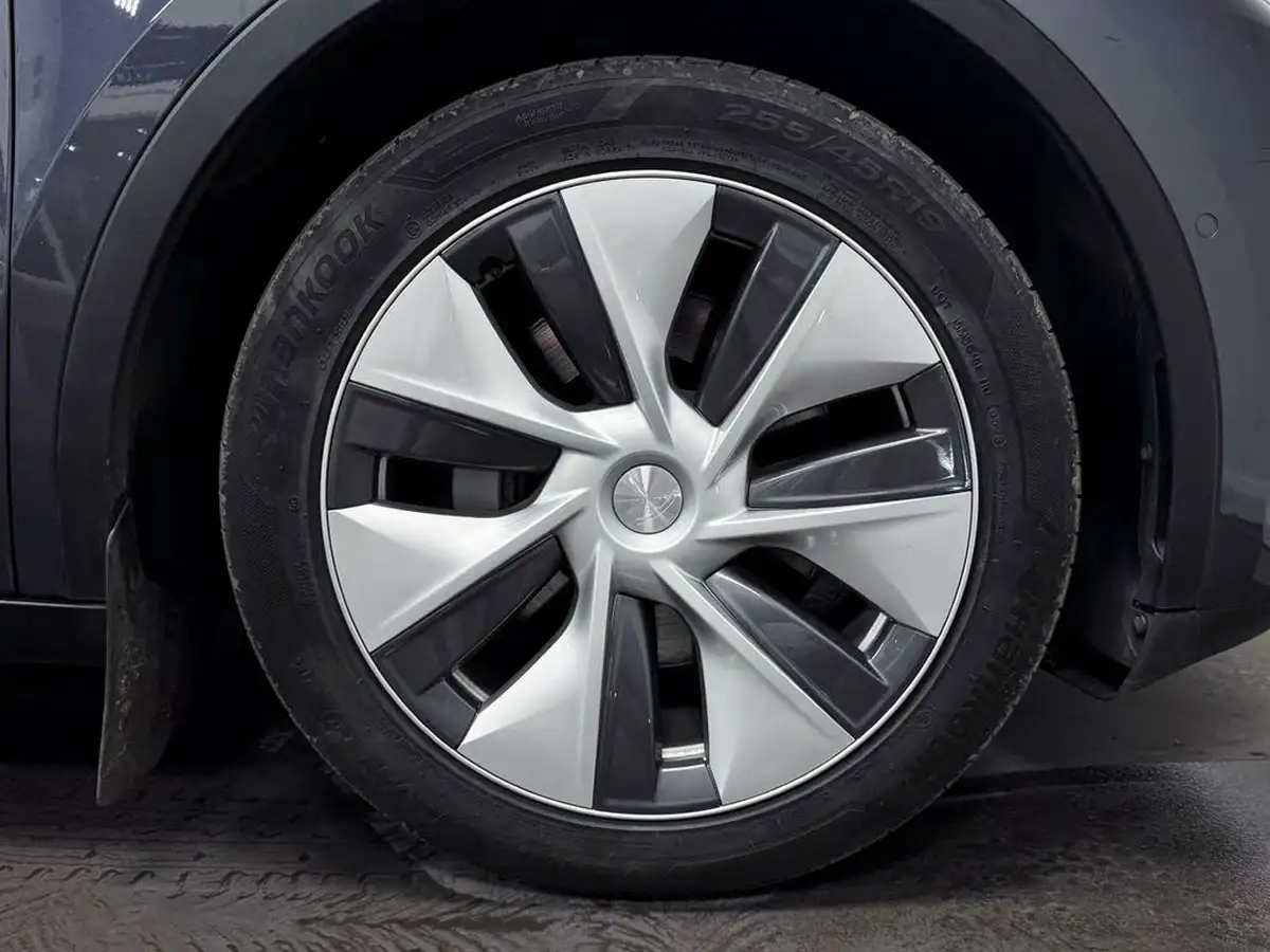 2022-tesla-model-y-e-long-range-big-45