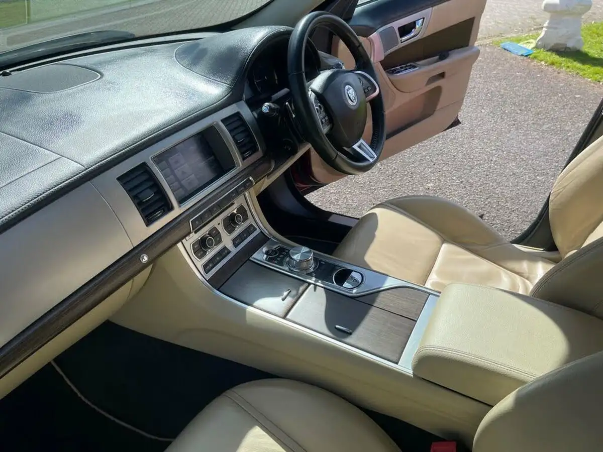 2013-jaguar-xf-22td-luxury-200ps-ss-saloon-4d-auto-big-17