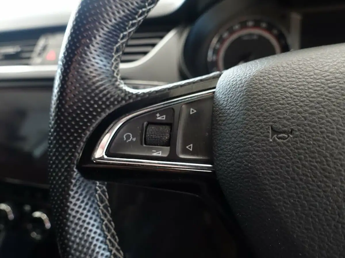 2019-skoda-octavia-20tdi-vrs-hatchback-big-18