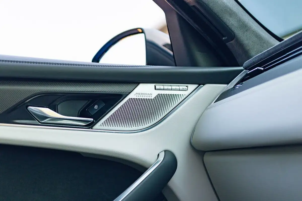 2022-jaguar-f-pace-50-v8-p550-svr-big-17