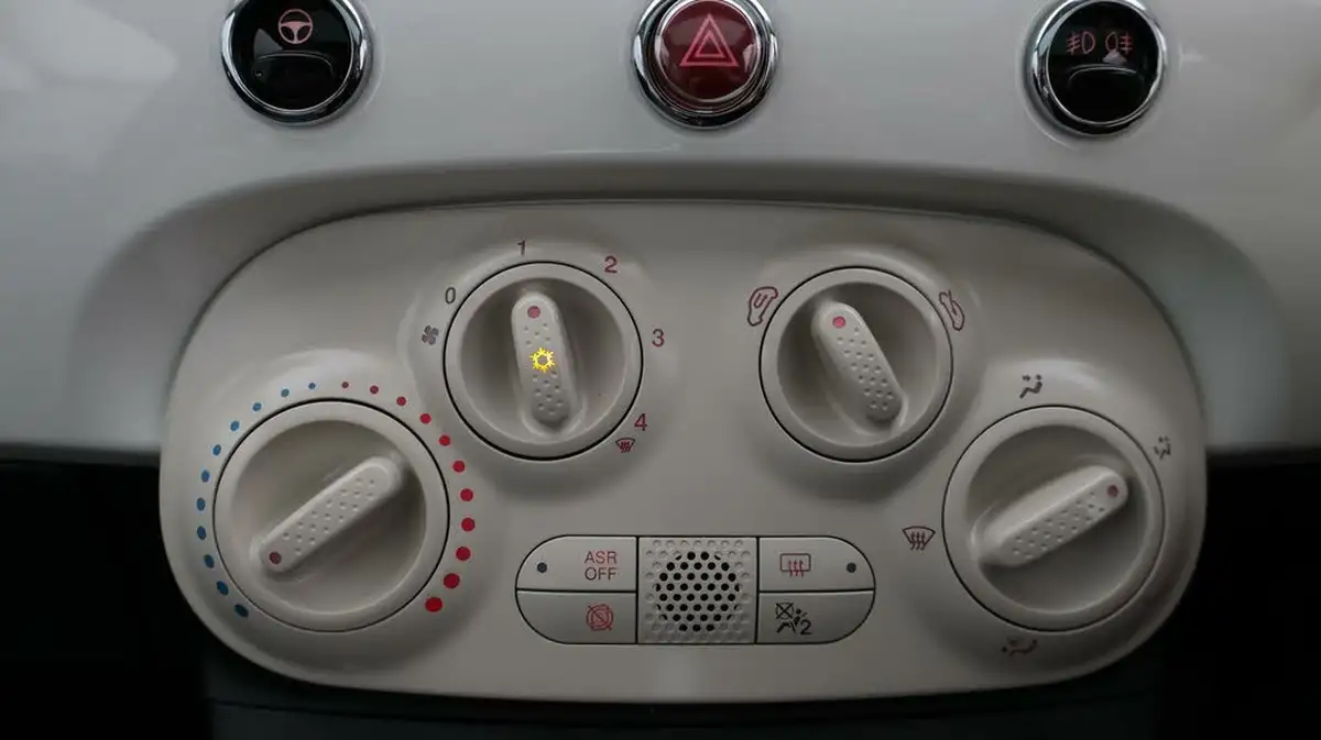 2020-fiat-500-10-lounge-big-12
