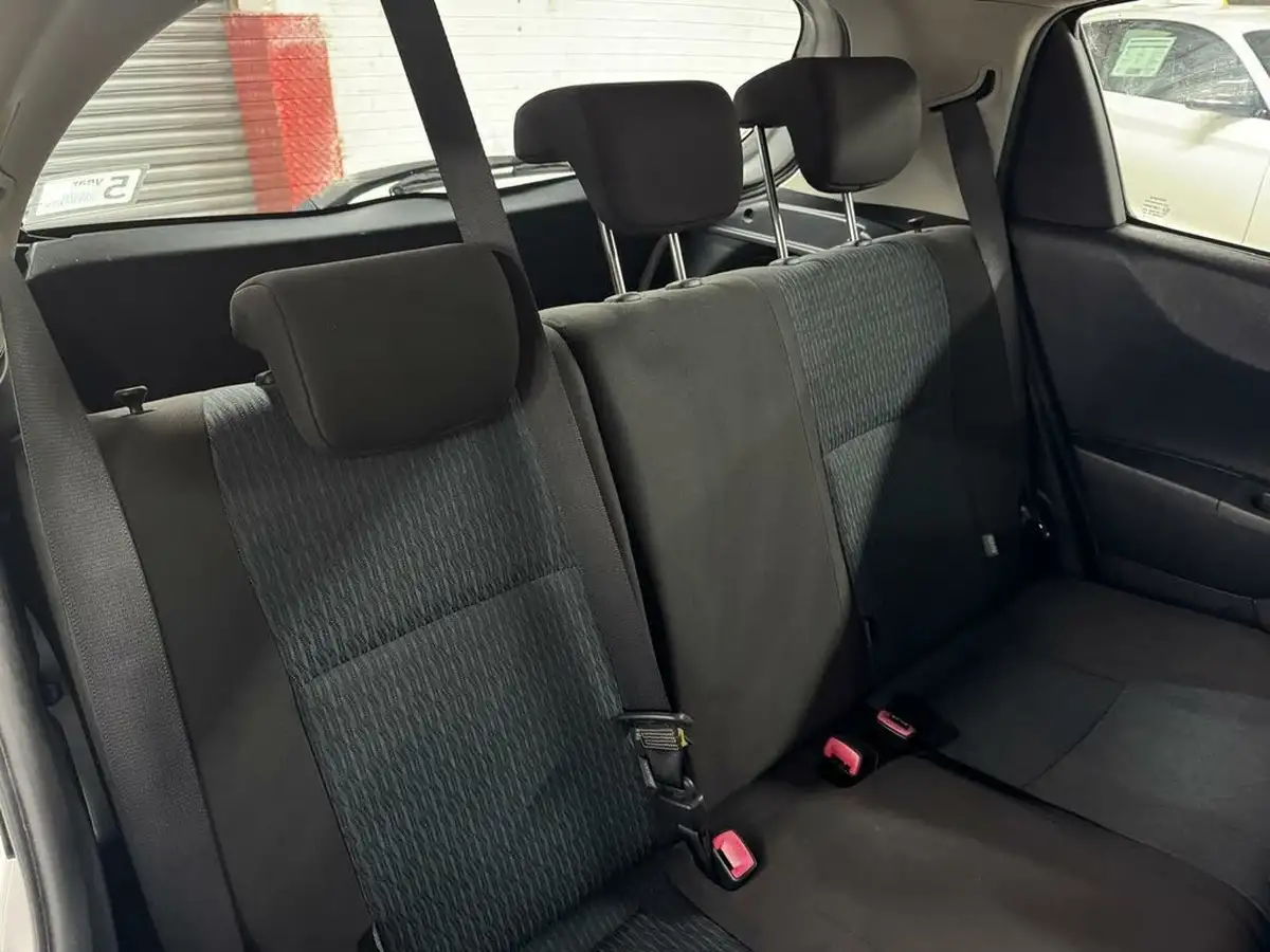 2012-toyota-yaris-133-tr-vvt-i-5d-big-28