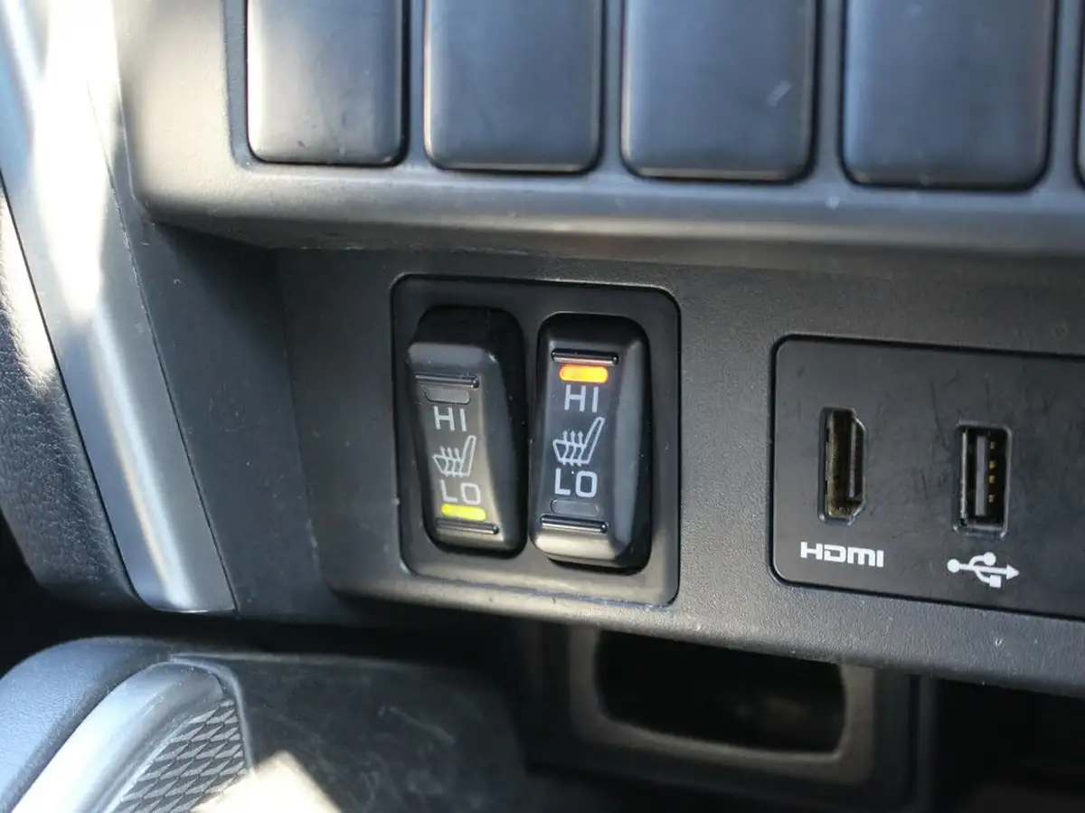 2020-mitsubishi-l200-22di-d-barbarian-auto-big-34