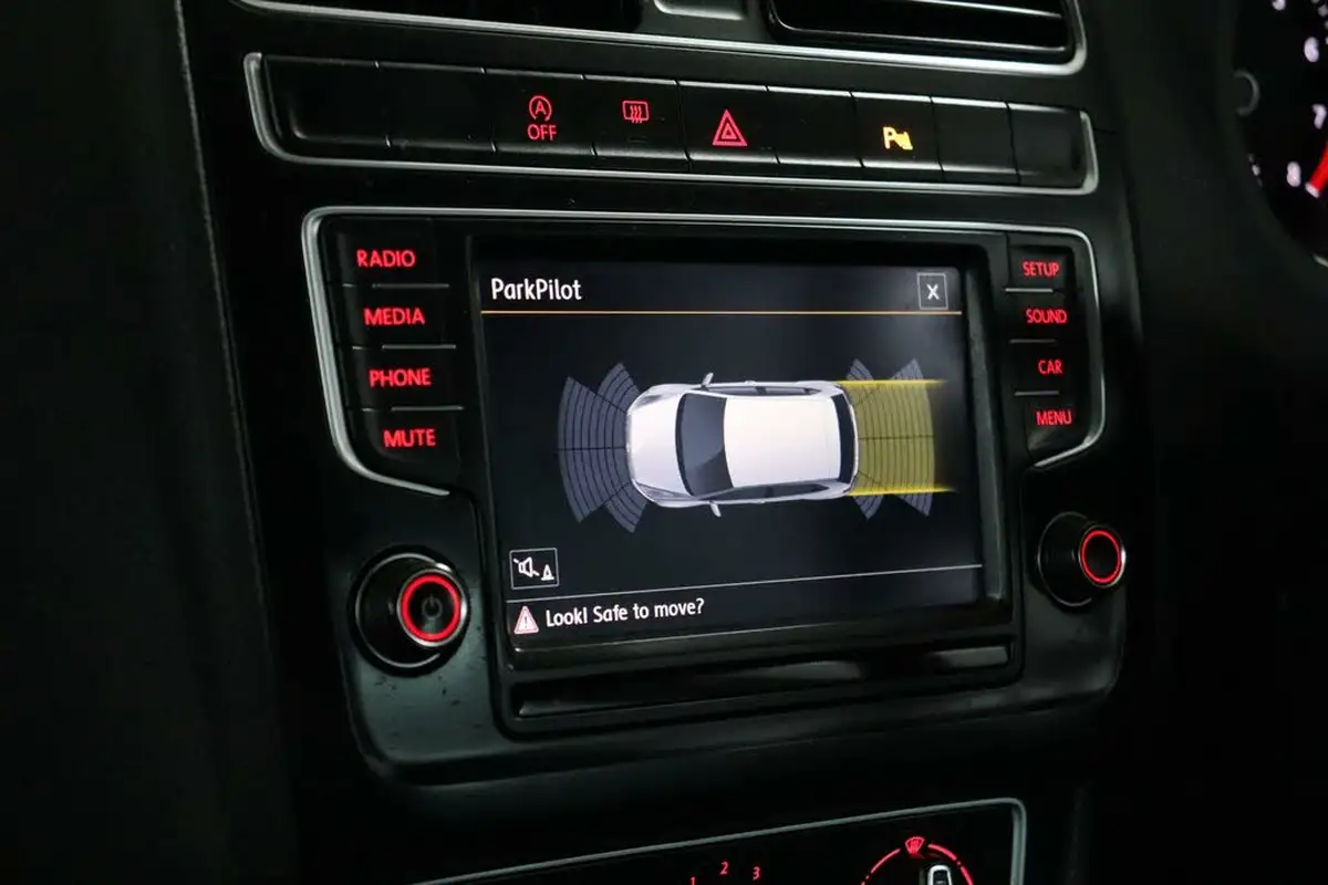 2016-volkswagen-polo-12-tsi-match-5d-big-32