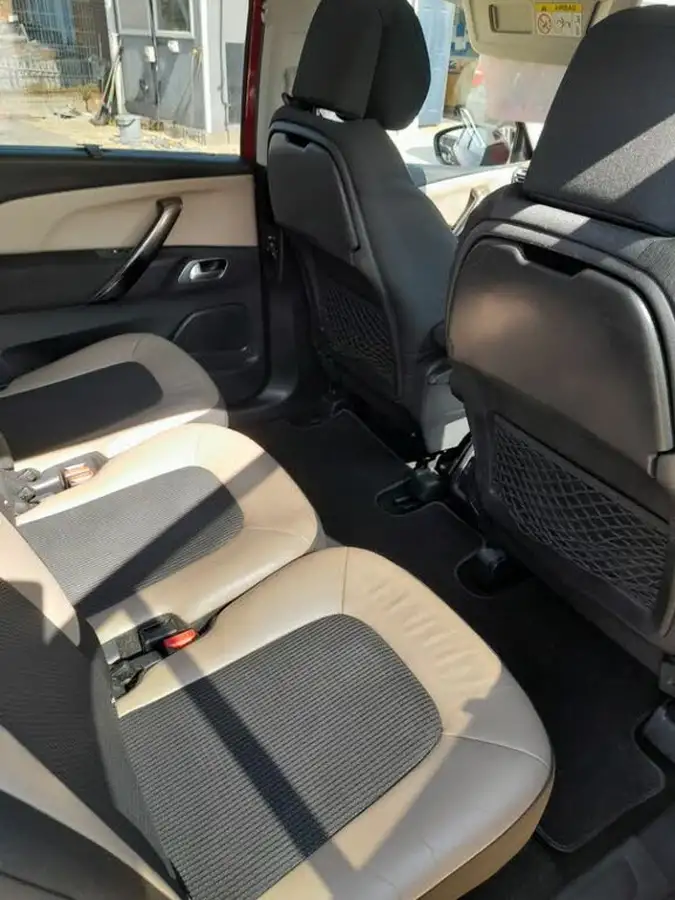 2015-citroen-grand-c4-picasso-16bluehdi-exclusive-big-9