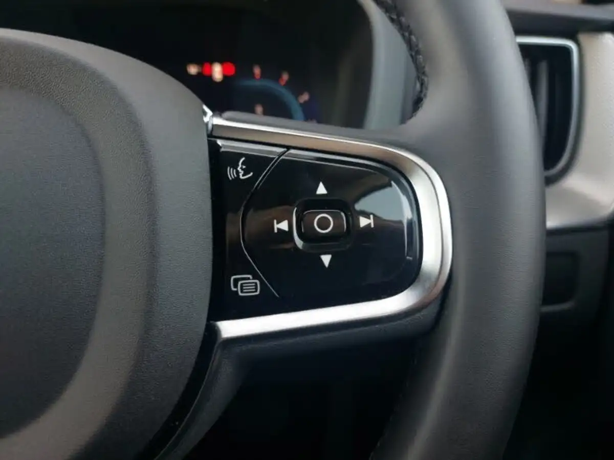 2023-volvo-xc60-20td-b4-plus-big-17