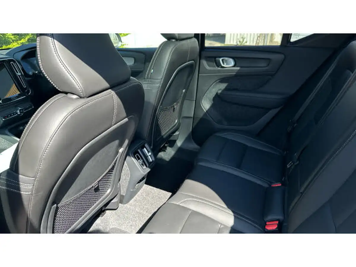 2024-volvo-xc40-20-b4-ultra-bright-big-32