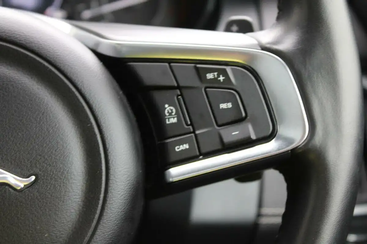 2018-jaguar-e-pace-20-i4-r-dynamic-s-249ps-ss-big-13