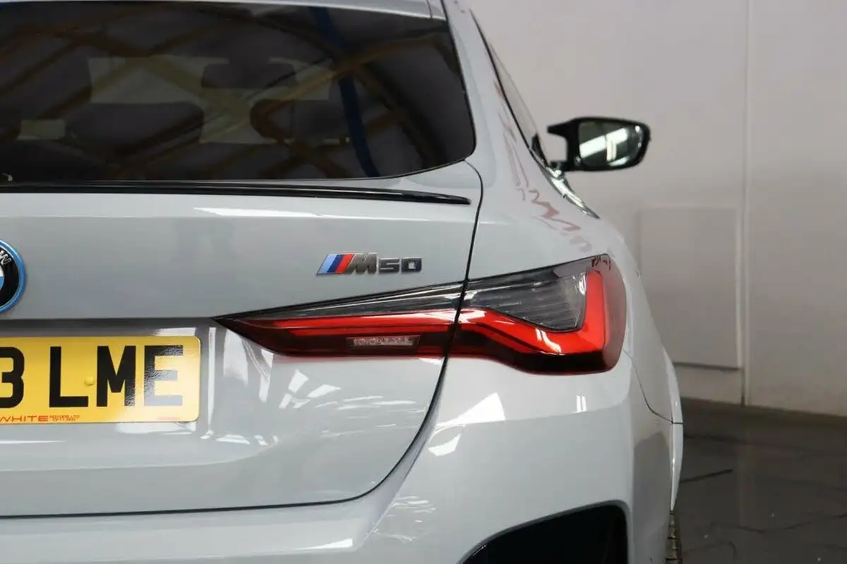 2023-bmw-i4-e-m50-big-13