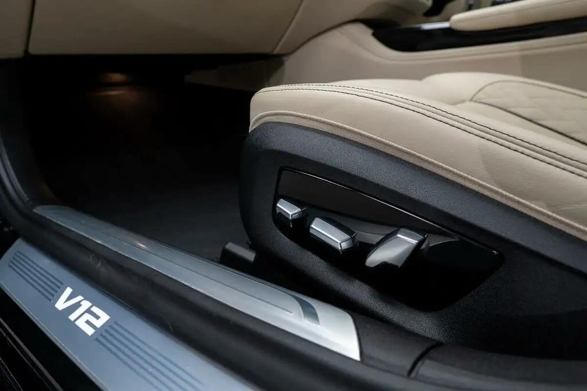 2020-bmw-7-series-66-m760li-big-47