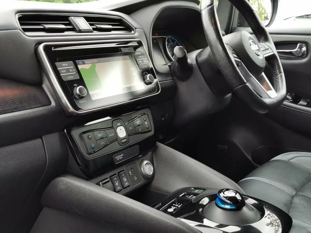 2018-nissan-leaf-e-tekna-110kw-big-24