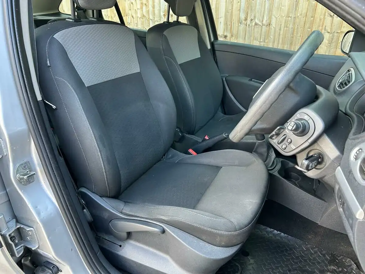 2009-renault-clio-12-expression-16v-75bhp-ac-estate-big-2