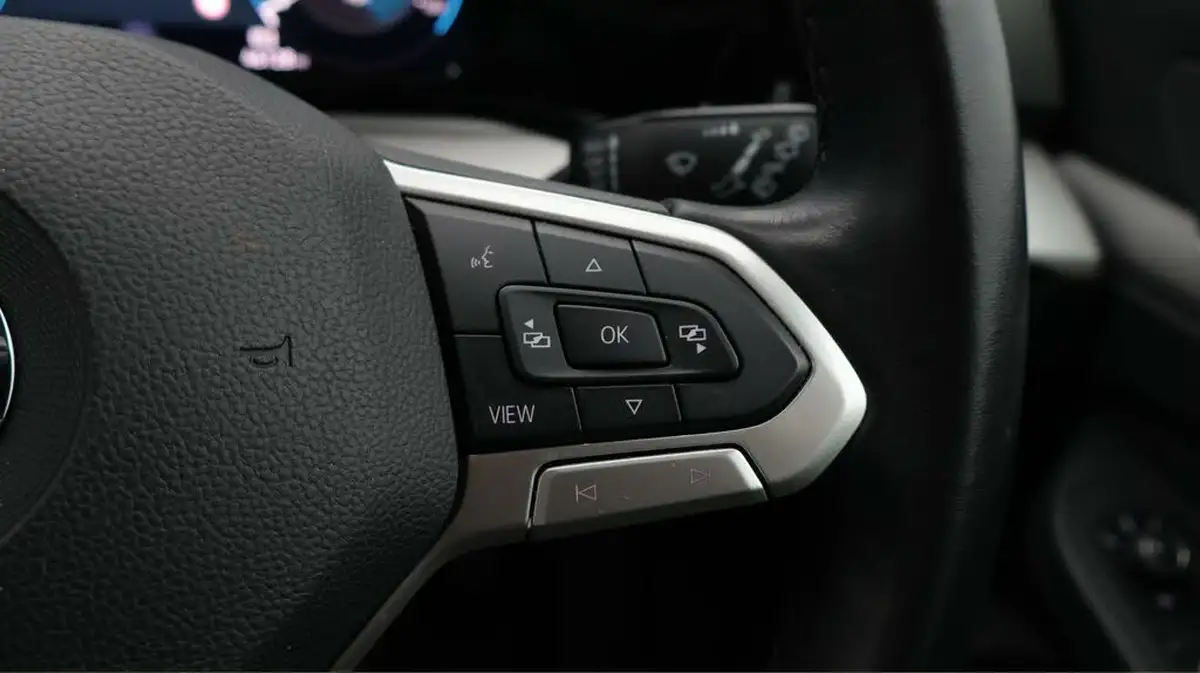 2022-volkswagen-golf-20tdi-life-hatchback-big-23