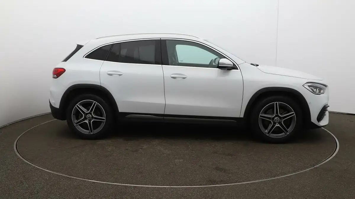 2022-mercedes-benz-gla-class-13-gla-180-amg-line-premium-big-39