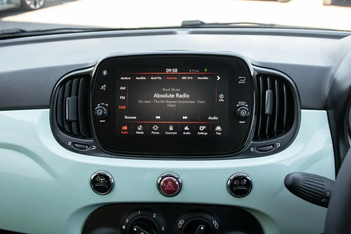 2021-fiat-500-10-lounge-big-21