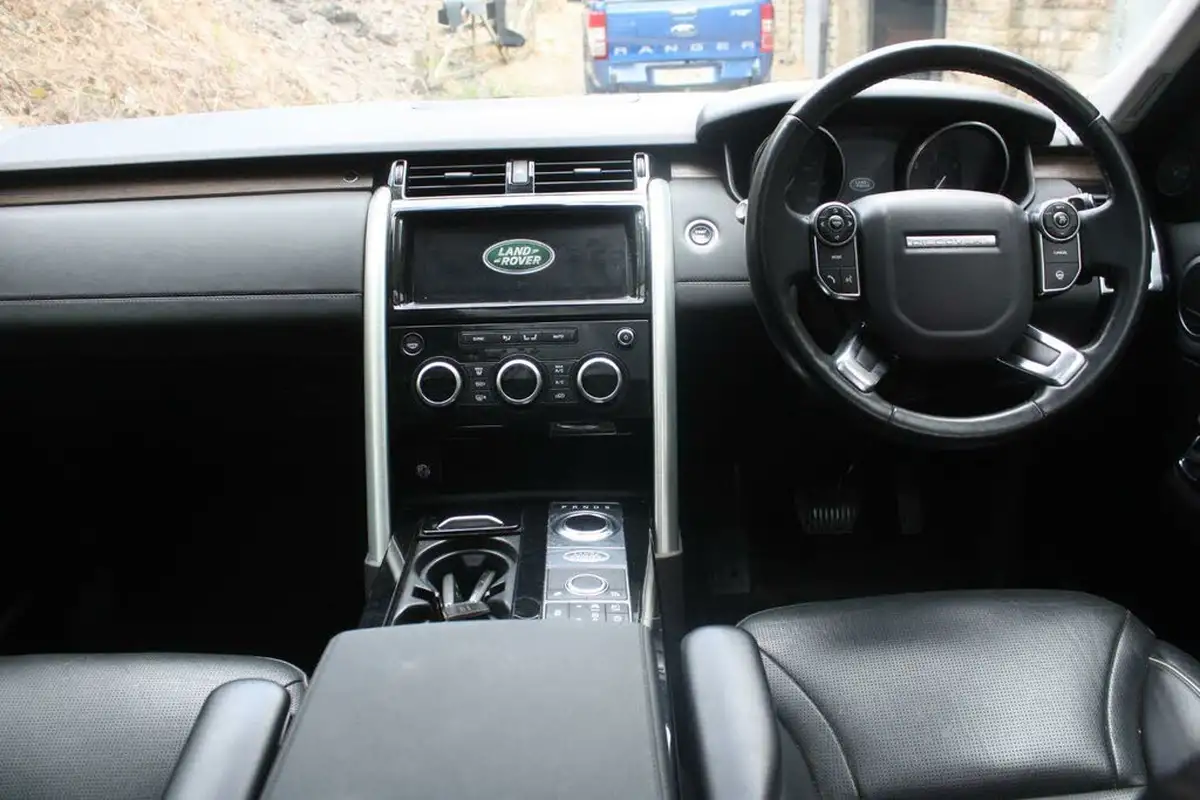 2017-land-rover-discovery-20sd4-hse-240ps-awd-station-wagon-5d-auto-big-1