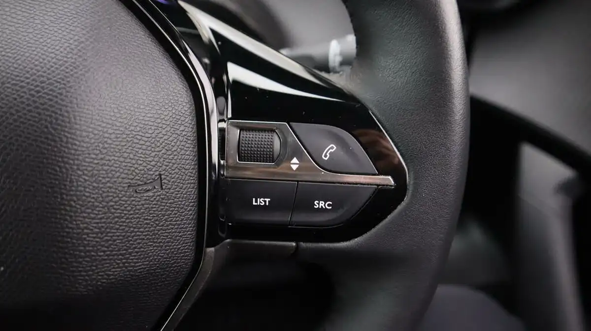 2023-peugeot-2008-suv-12-puretech-allure-big-23