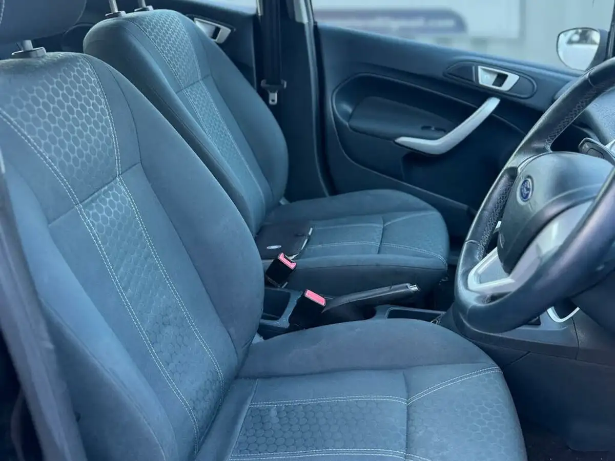 2011-ford-fiesta-125-zetec-5d-big-25