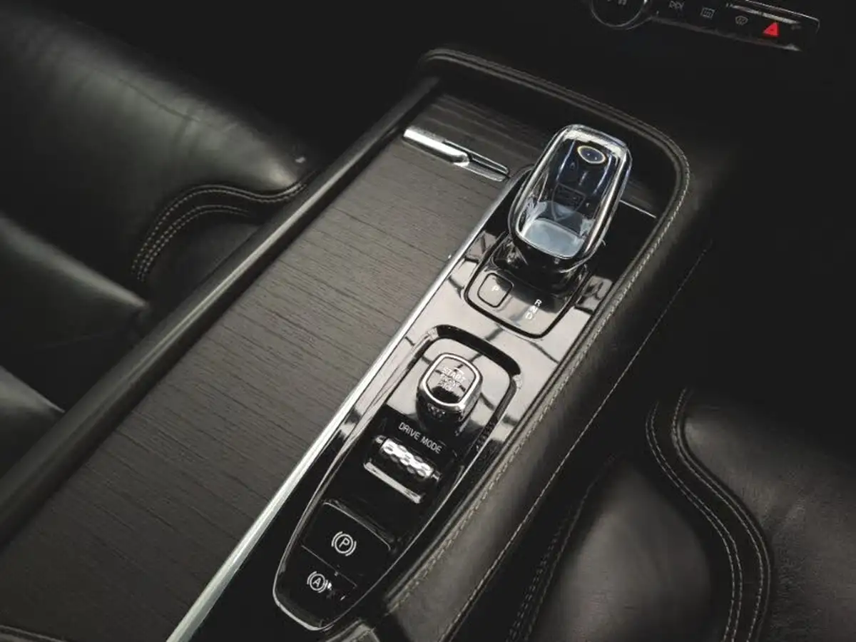 2019-volvo-xc90-20-t8-inscription-390bhp-big-15