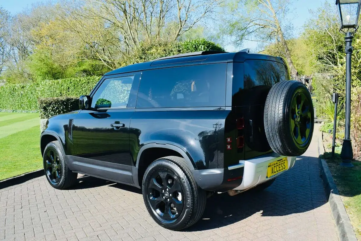 2023-land-rover-90-defender-30-d250-hse-big-2