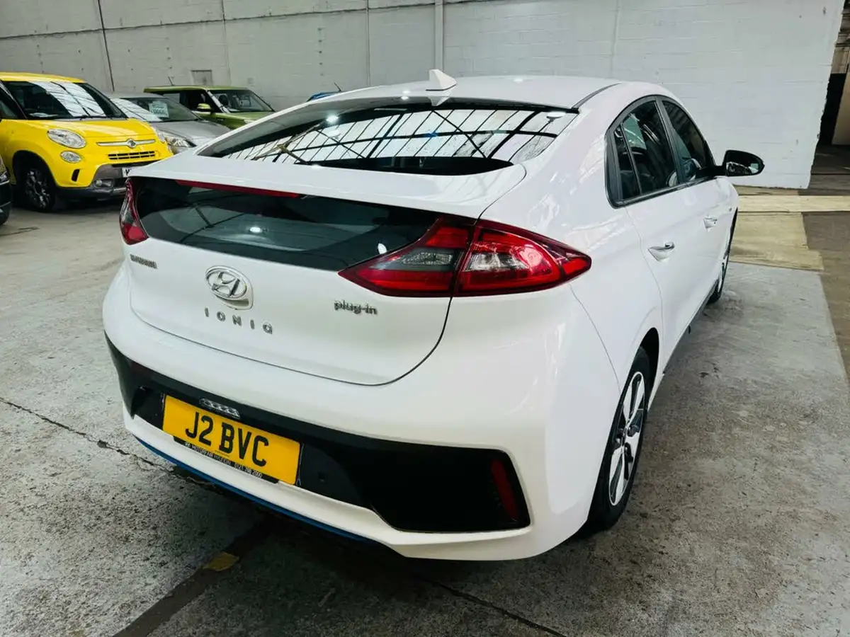 2017-hyundai-ioniq-16-gdi-premium-se-plug-in-hybrid-big-3