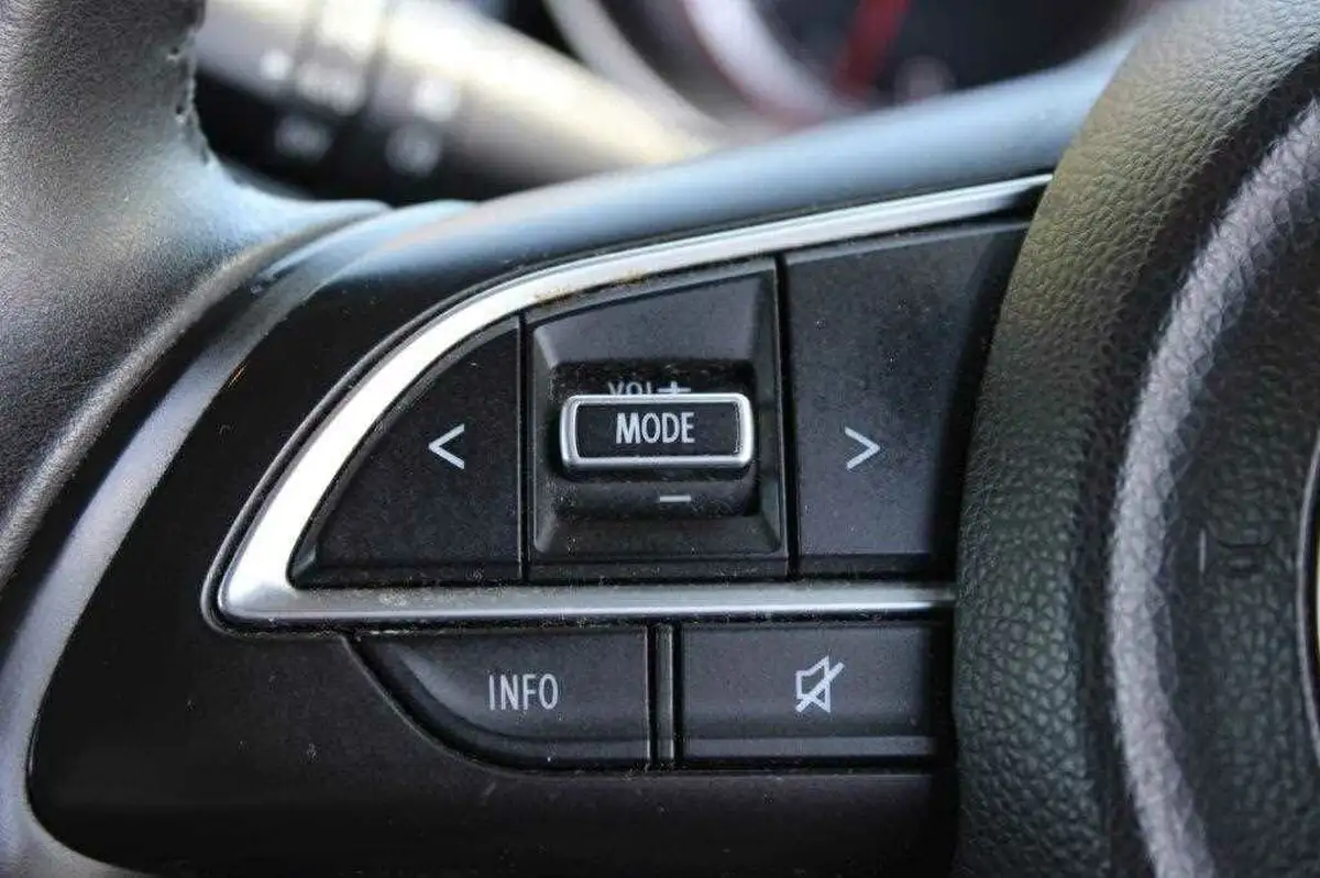 2019-suzuki-swift-12-dualjet-attitude-big-25