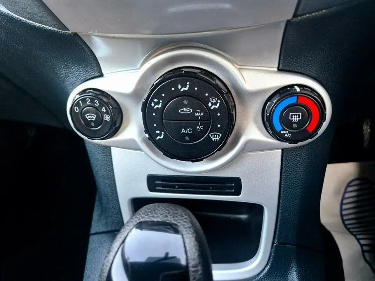 2010-ford-fiesta-14-zetec-96ps-5d-auto-big-15
