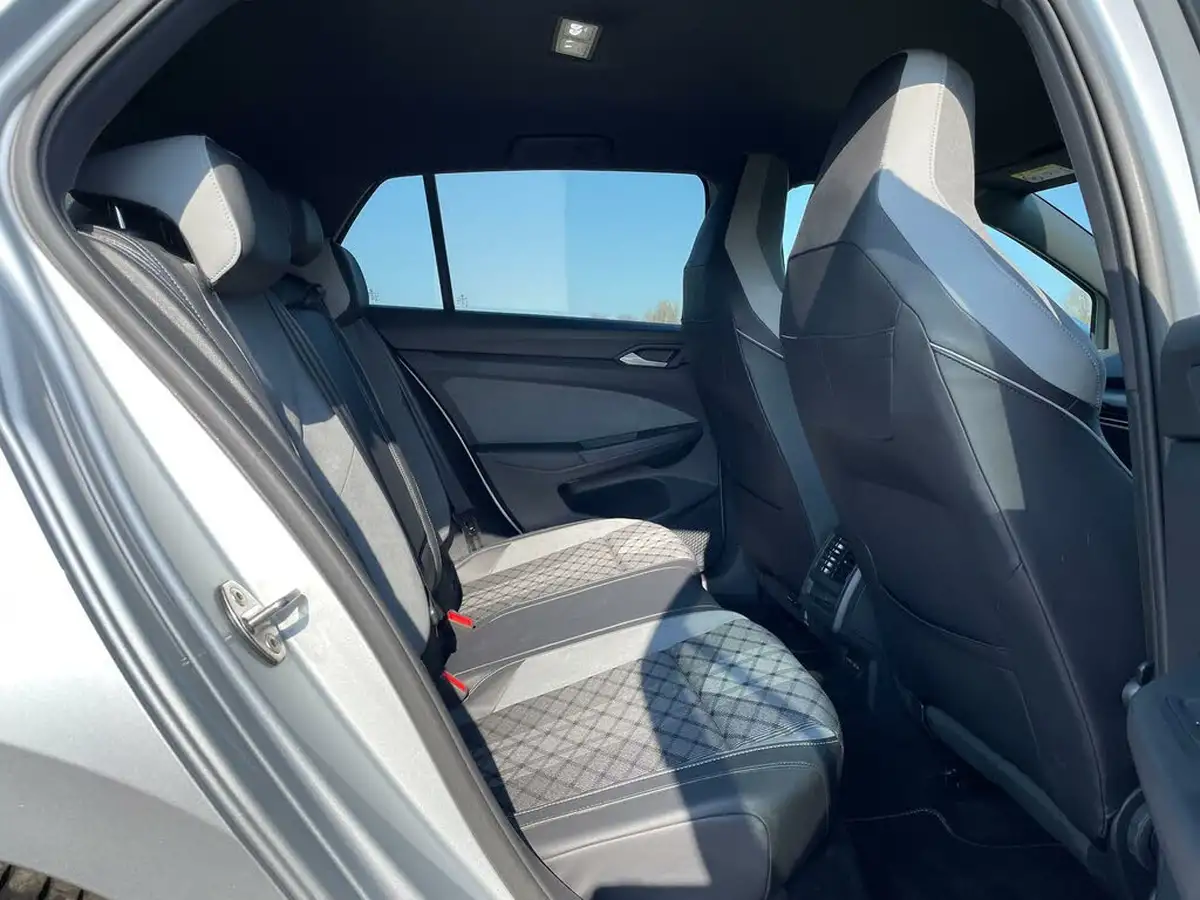 2021-volkswagen-golf-big-21