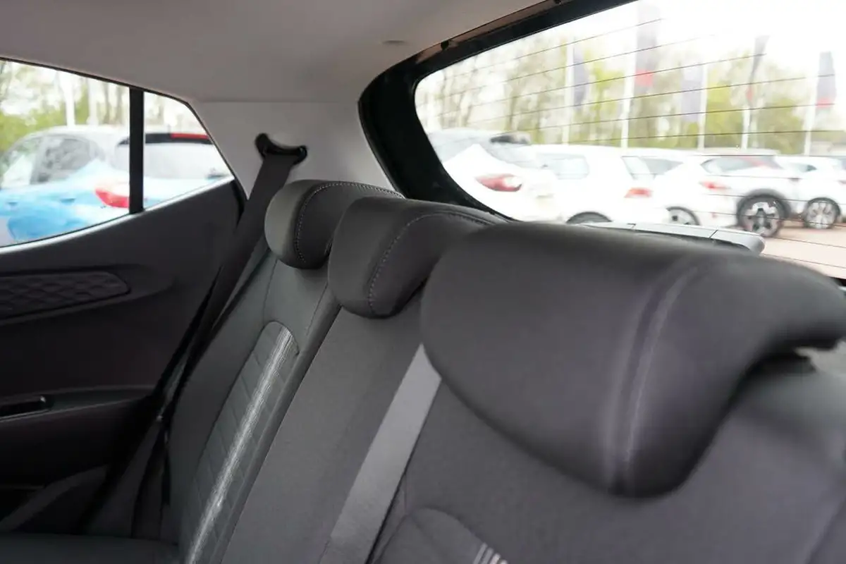 2023-hyundai-i10-10-premium-big-30