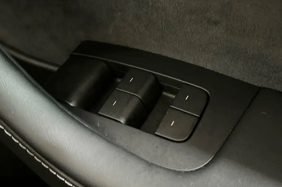 2021-tesla-model-3-e-long-range-awd-big-33