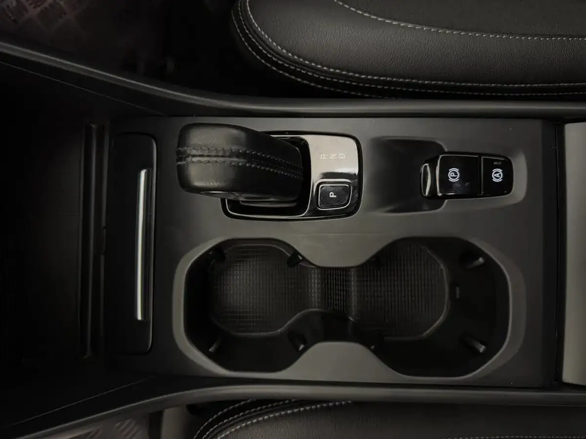 2019-volvo-xc40-20-t4-momentum-pro-awd-big-14