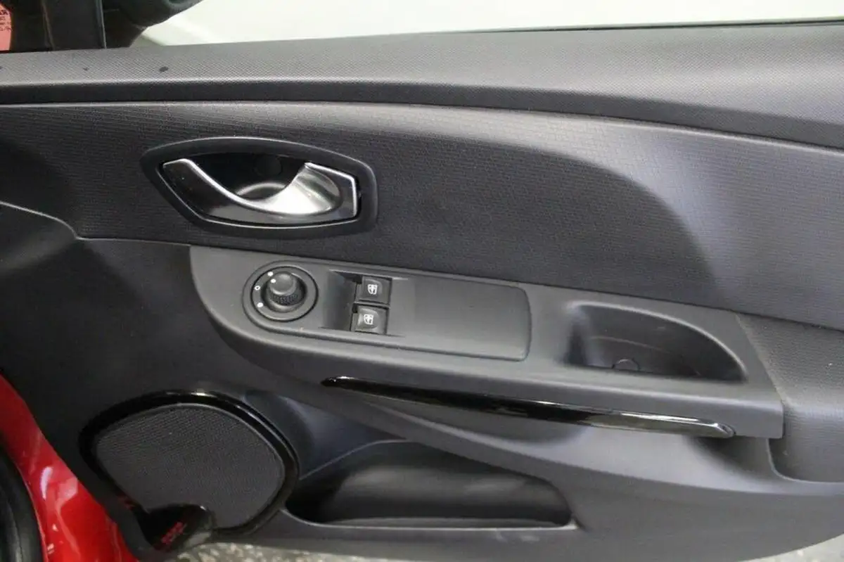 2015-renault-clio-12-dynamique-nav-big-31