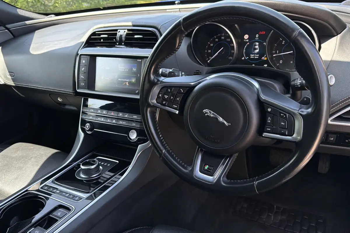 2017-jaguar-xe-20d-r-sport-180ps-1999cc-auto-big-8