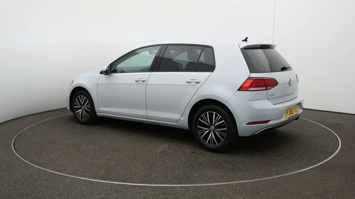 2018-volkswagen-golf-10-tsi-se-115ps-hatchback-5d-big-27