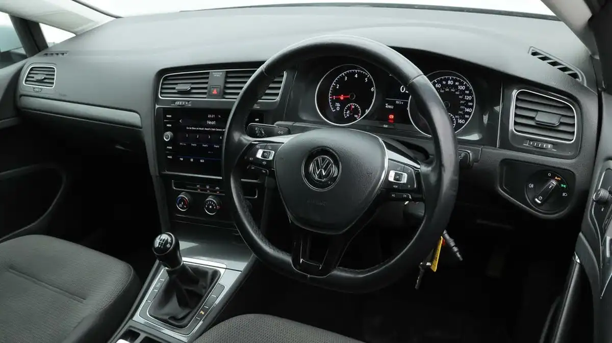 2018-volkswagen-golf-10-tsi-se-115ps-hatchback-5d-big-9