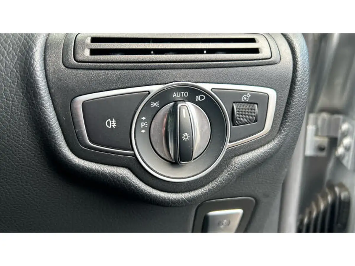 2020-mercedes-benz-v-class-20d-v300d-amg-line-extra-long-big-24