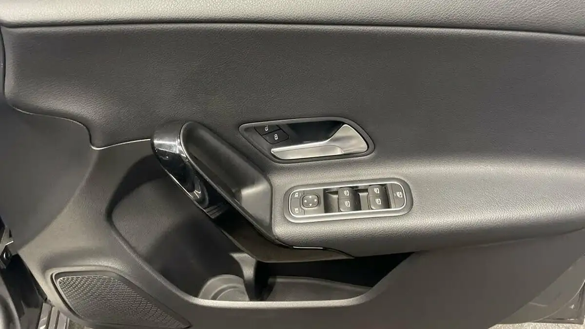2019-mercedes-benz-a-class-15d-a180d-se-7g-dct-big-22