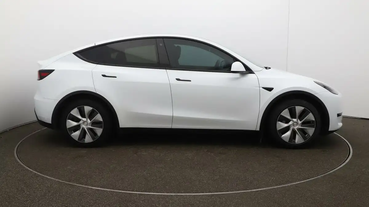 2022-tesla-model-y-e-rwd-big-40