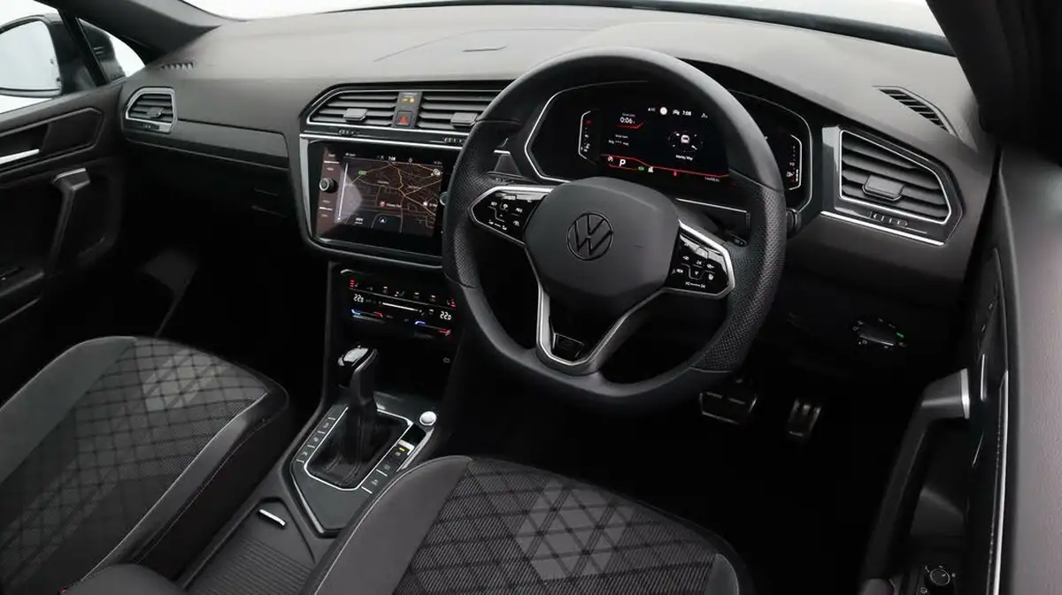 2023-volkswagen-tiguan-allspace-15-tsi-r-line-big-9